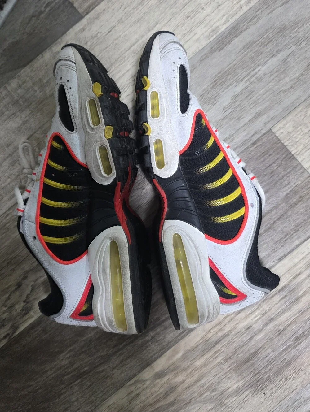 Nike Men's Black White Yellow Red Accent Sneakers 10 - Picture 3 of 8